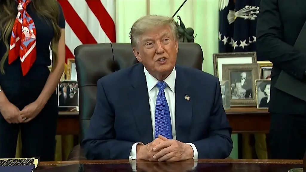 WEB Trump Impfung.00_00_43_03.Still001